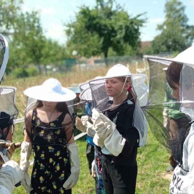 Kinder mit Bienenkleidung im Rahmen des Sommerferienprogramms Kinder mit Bienenkleidung